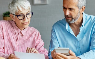 Rentner prüfen ihre Finanzen: 2026 bringt Änderungen bei Rente, Steuern und Beiträgen.