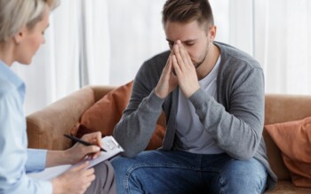 Psychotherapie: Wenn kein Kassentermin frei ist, ermöglicht die Krankenkasse oft die Kostenerstattung in Privatpraxen.