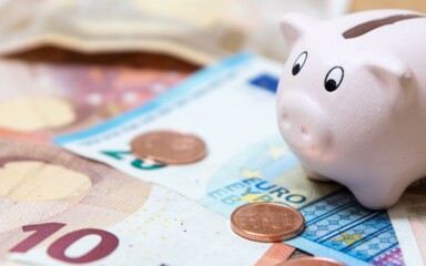 Startseite > Sparen & Anlegen > News > Tagesgeld und Festgeld: Konditionen vergleichen, mehr Zinsen kassieren Mit dem richtigen Vergleich lassen sich beim Tages- und Festgeld noch attraktive Zinsen sichern – trotz sinkender Leitzinsen.