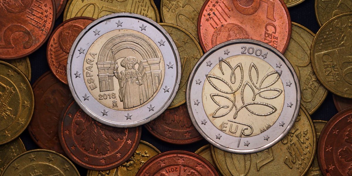 Zwei alltägliche Raritäten aus dem Wechselgeld: Die 2-Euro-Münze zu Santiago de Compostela aus Spanien (2018) und zur EU-Erweiterung aus Finnland (2004). 