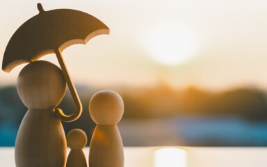 Startseite > Sparen & Anlegen > News > MHB-Kampagne: Rendite und Vertrauen Symbolbild für finanziellen Schutz und Vorsorge