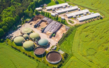 Edelstahl-Gärbehälter einer Biomethananlage in Friesoythe: Aus Gülle und Mist wird Biogas zu Biomethan aufbereitet.