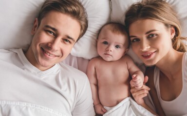 Staatliche Leistungen wie Elterngeld und Kindergeld helfen Familien ab der Schwangerschaft finanziell.