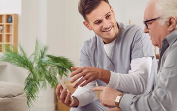 Pflege im eigenen Zuhause: Unterstützung durch Angehörige, Pflegedienst und Zuschüsse der Pflegekasse.