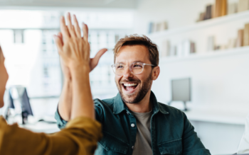 Ein junger Mann und eine Frau geben sich High Five