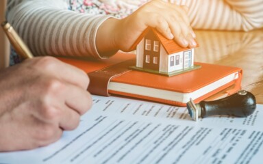 Startseite > Recht und Steuern > Ratgeber > Erbrecht für Kinder: Was für minderjährige Erben wirklich gilt Eltern verwalten das Erbe eines Kindes.