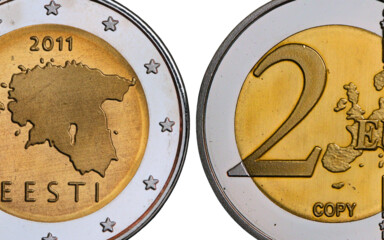 Eine gefälschte 2-Euro-Münze aus Estland.