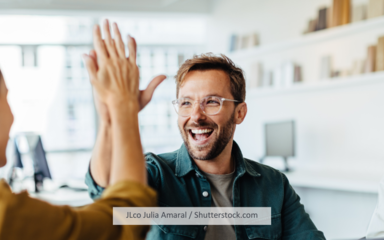 Ein junger Mann und eine Frau geben sich High Five