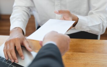 Kündigungsgespräch im Büro: Arbeitnehmer erhält Abfindungsangebot – Ratgeber zur Fünftelregelung, bAV-Einzahlung und Kirchensteuer 2025