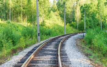 Pilotanlage von Sun-Ways in Neuenburg: Weltweit erste abnehmbare Photovoltaikanlage direkt zwischen Bahngleisen – getestet im laufenden Bahnverkehr.