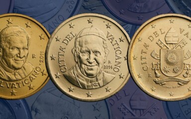 Papst Benedikt, Papst Franziskus und das päpstliche Wappen.
Die 50-Cent-Münzen mit Papst Benedikt wurden von 2006 bis 2013 geprägt - die Jahrgänge von 2010 bis 2013 sogar in hoher Auflage von 1,6 bis 2,1 Millionen Stück als Wechselgeld für die Geschäfte im Vatikan.