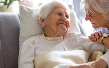 Pflegende Tochter mit ihrer Mutter – Verhinderungspflege schafft Entlastung im Alltag 2025