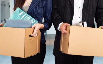 Mitarbeiter erhält betriebsbedingte Kündigung – Checkliste zu Fristen, Sozialauswahl und Abfindung 2025