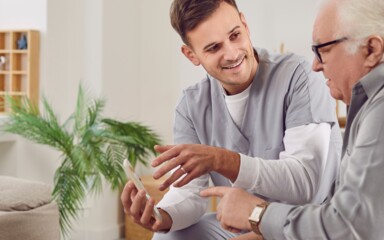 Pflege im eigenen Zuhause: Unterstützung durch Angehörige, Pflegedienst und Zuschüsse der Pflegekasse.