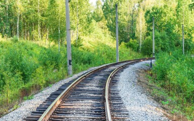 Pilotanlage von Sun-Ways in Neuenburg: Weltweit erste abnehmbare Photovoltaikanlage direkt zwischen Bahngleisen – getestet im laufenden Bahnverkehr.