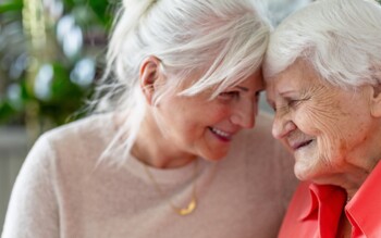 Millionen Menschen in Deutschland pflegen Angehörige zu Hause. 2025 gibt es neue Entlastungen und höhere Leistungen der Pflegekassen.