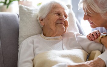 Pflegende Tochter mit ihrer Mutter – Verhinderungspflege schafft Entlastung im Alltag 2025