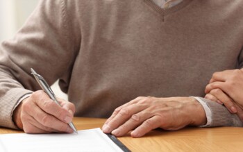 Ein Notar bespricht mit einem Ehepaar das gemeinschaftliche Berliner Testament. Das Bild zeigt eine rechtliche Beratungssituation zu Erbrecht, Pflichtteil, Schlusserben und Nachlassplanung.