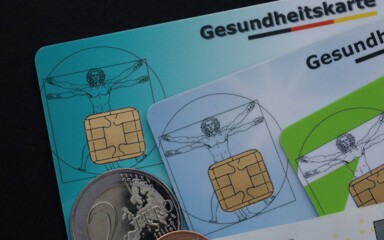 Viele Krankenkassen erhöhen 2026 ihre Zusatzbeiträge – ein Wechsel kann sich lohnen.