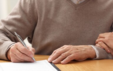 Startseite > Recht und Steuern > News > Gemeinschaftliches Testament: Was ist ein Berliner Testament & Muster Ein Notar bespricht mit einem Ehepaar das gemeinschaftliche Berliner Testament. Das Bild zeigt eine rechtliche Beratungssituation zu Erbrecht, Pflichtteil, Schlusserben und Nachlassplanung.