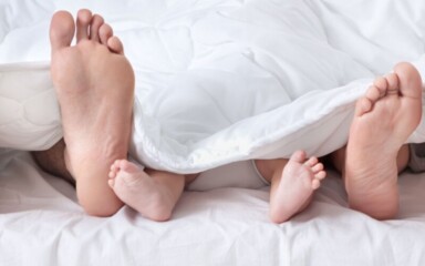 Elterngeld und Elterngeld Plus sollen Eltern finanziell entlasten, wenn sie nach der Geburt beruflich kürzertreten.