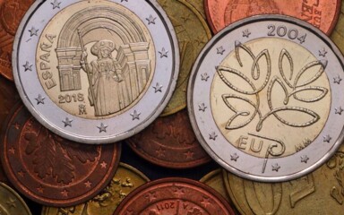 Zwei alltägliche Raritäten aus dem Wechselgeld: Die 2-Euro-Münze zu Santiago de Compostela aus Spanien (2018) und zur EU-Erweiterung aus Finnland (2004). 