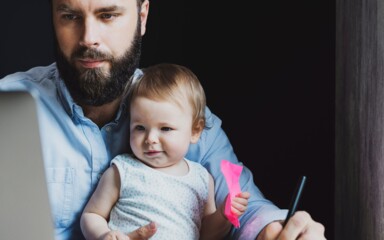 Familie beantragt Kinderzuschlag online – staatliche Hilfe 2025