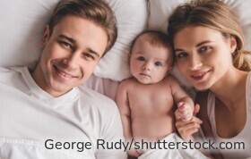 Staatliche Leistungen wie Elterngeld und Kindergeld helfen Familien ab der Schwangerschaft finanziell.