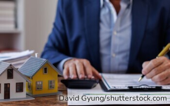 Bei einer vermieteten Immobilie sollten Eigentümer neben den Mieteinnahmen auch Finanzierung, Steuern, laufende Kosten und finanzielle Reserven berücksichtigen.