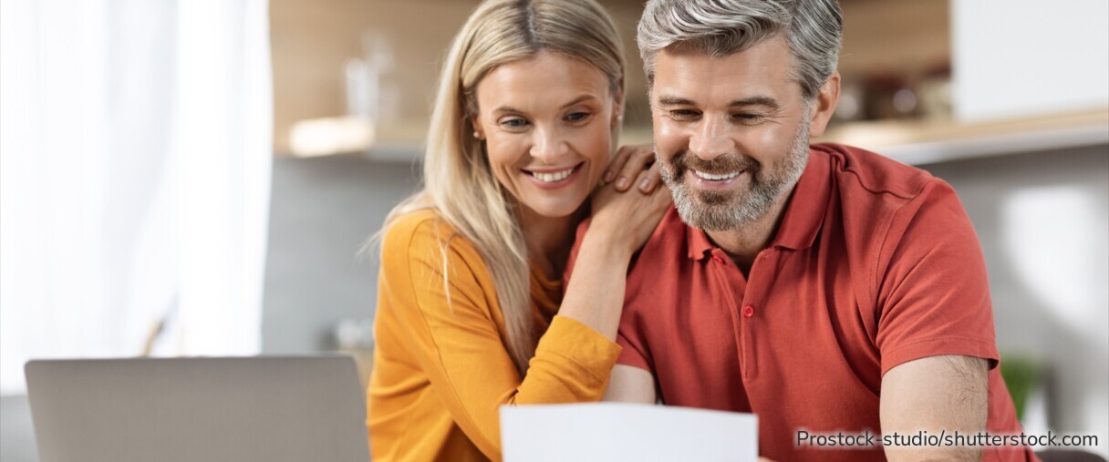 Ein Paar prüft Finanzierungsunterlagen zur Anschlussfinanzierung ihrer Immobilie.