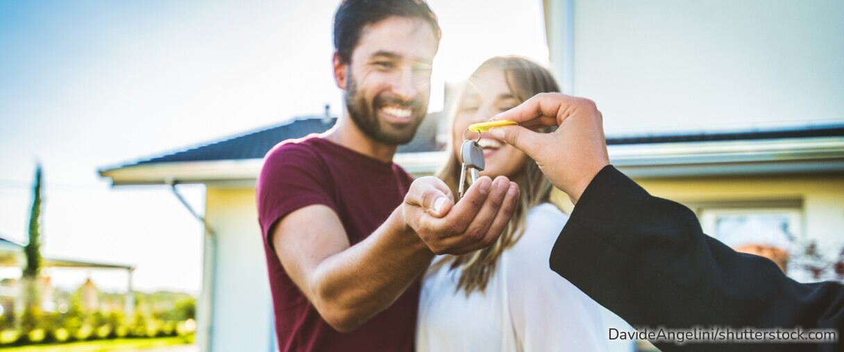 Steigende Mieten, stabile Bauzinsen und günstigere Kaufpreise verändern den Immobilienmarkt. Ob Kaufen oder Mieten die bessere Wahl ist, hängt aber auch von Eigenkapital, Finanzierung und den eigenen Zukunftsplänen ab.