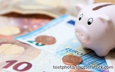 Mit dem richtigen Vergleich lassen sich beim Tages- und Festgeld noch attraktive Zinsen sichern – trotz sinkender Leitzinsen.