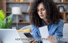 Viele Frauen kümmern sich heute selbst um Geldanlage und Altersvorsorge. Dennoch entstehen im Alltag häufig finanzielle Unterschiede.