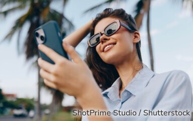 Lächelnde Frau mit Smartphone. 