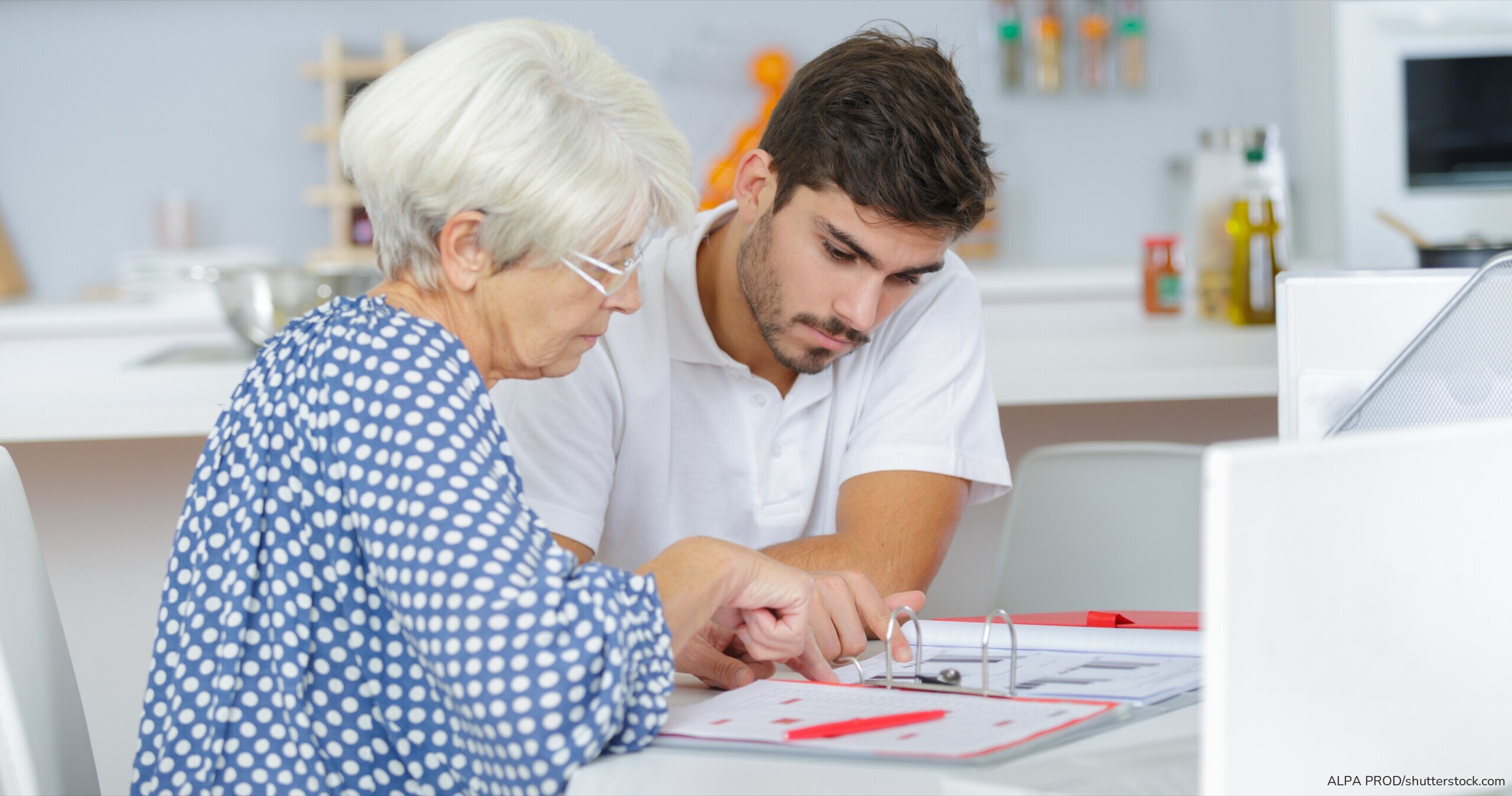 Bei Wohnen für Hilfe erhalten Studierende günstigen Wohnraum und unterstützen Seniorinnen, Senioren oder Familien im Alltag.