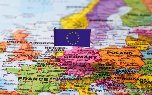 Eine Karte Europas mit EU-Flagge: Deutsche und französische Banken bieten aktuell besonders attraktive Zinsen für Tagesgeld und Festgeld.