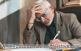 Ein überschuldeter Nachlass kann für Erben zum finanziellen Risiko werden. Für die Ausschlagung gilt grundsätzlich eine Frist von sechs Wochen.