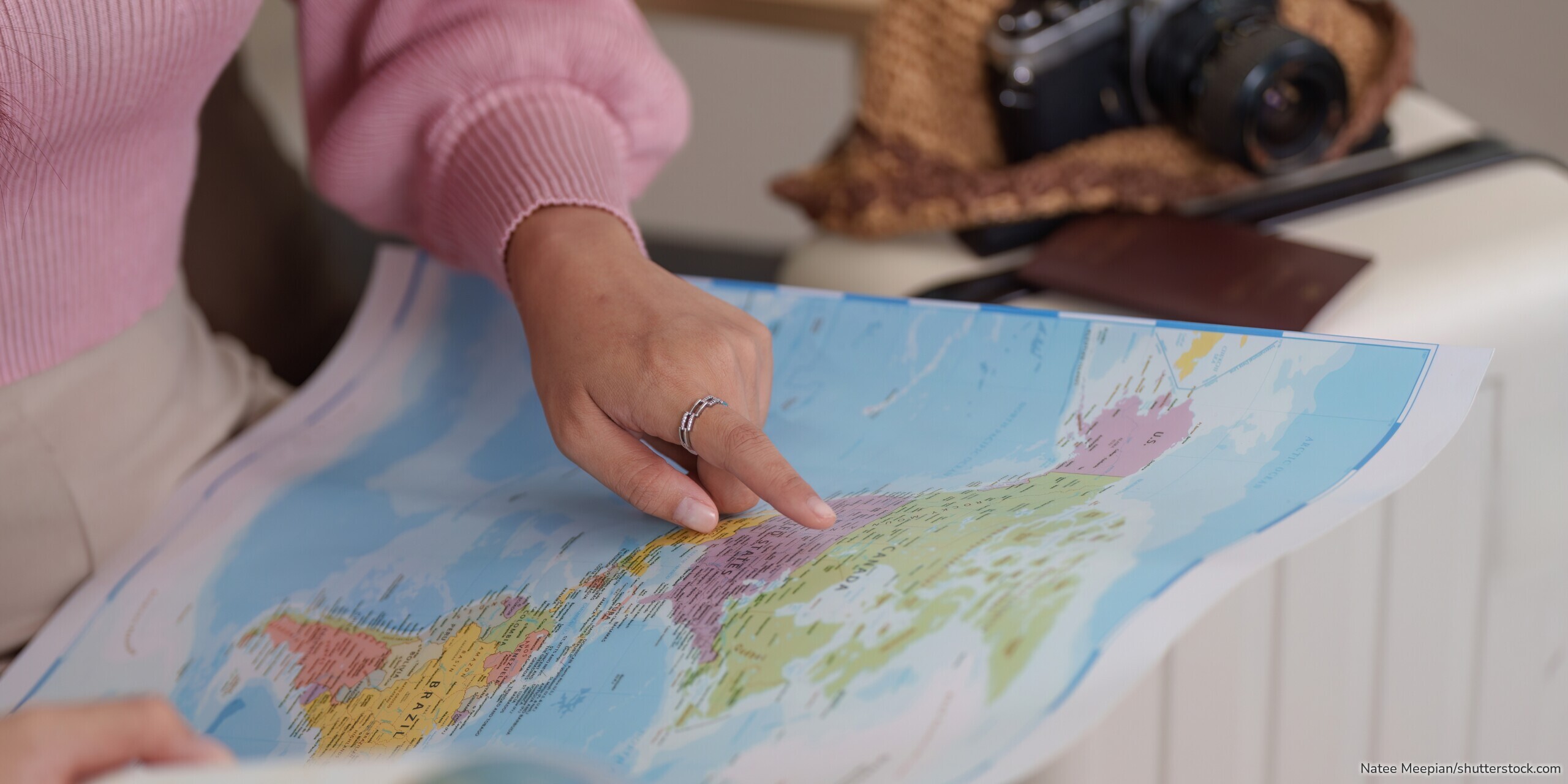 Viele Jugendliche starten nach dem Schulabschluss in ein Gap Year. Eltern sollten vorher die finanziellen Folgen für Kindergeld und Krankenversicherung kennen.