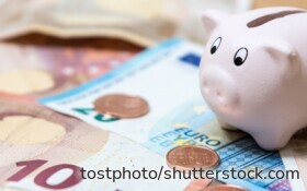 Mit dem richtigen Vergleich lassen sich beim Tages- und Festgeld noch attraktive Zinsen sichern – trotz sinkender Leitzinsen.