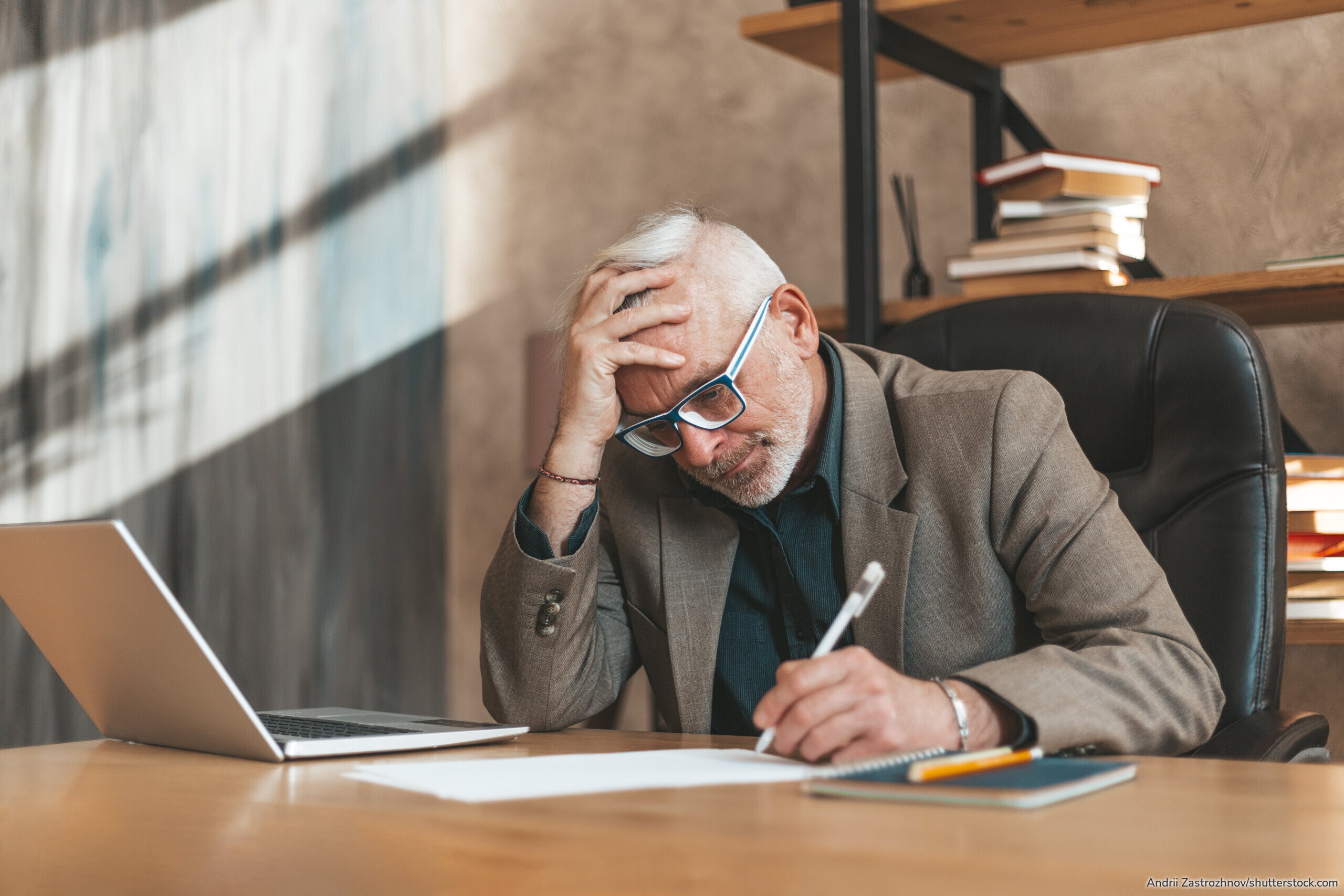 Ein überschuldeter Nachlass kann für Erben zum finanziellen Risiko werden. Für die Ausschlagung gilt grundsätzlich eine Frist von sechs Wochen.
