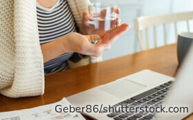Wer über Wochen oder Monate nicht arbeiten kann, muss häufig mit weniger Einkommen auskommen. Eine frühzeitige Planung hilft, die Finanzlücke zu begrenzen.