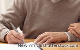 Ein Notar bespricht mit einem Ehepaar das gemeinschaftliche Berliner Testament. Das Bild zeigt eine rechtliche Beratungssituation zu Erbrecht, Pflichtteil, Schlusserben und Nachlassplanung.