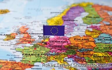 Eine Karte Europas mit EU-Flagge: Deutsche und französische Banken bieten aktuell besonders attraktive Zinsen für Tagesgeld und Festgeld.