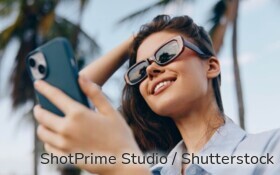 Lächelnde Frau mit Smartphone. 