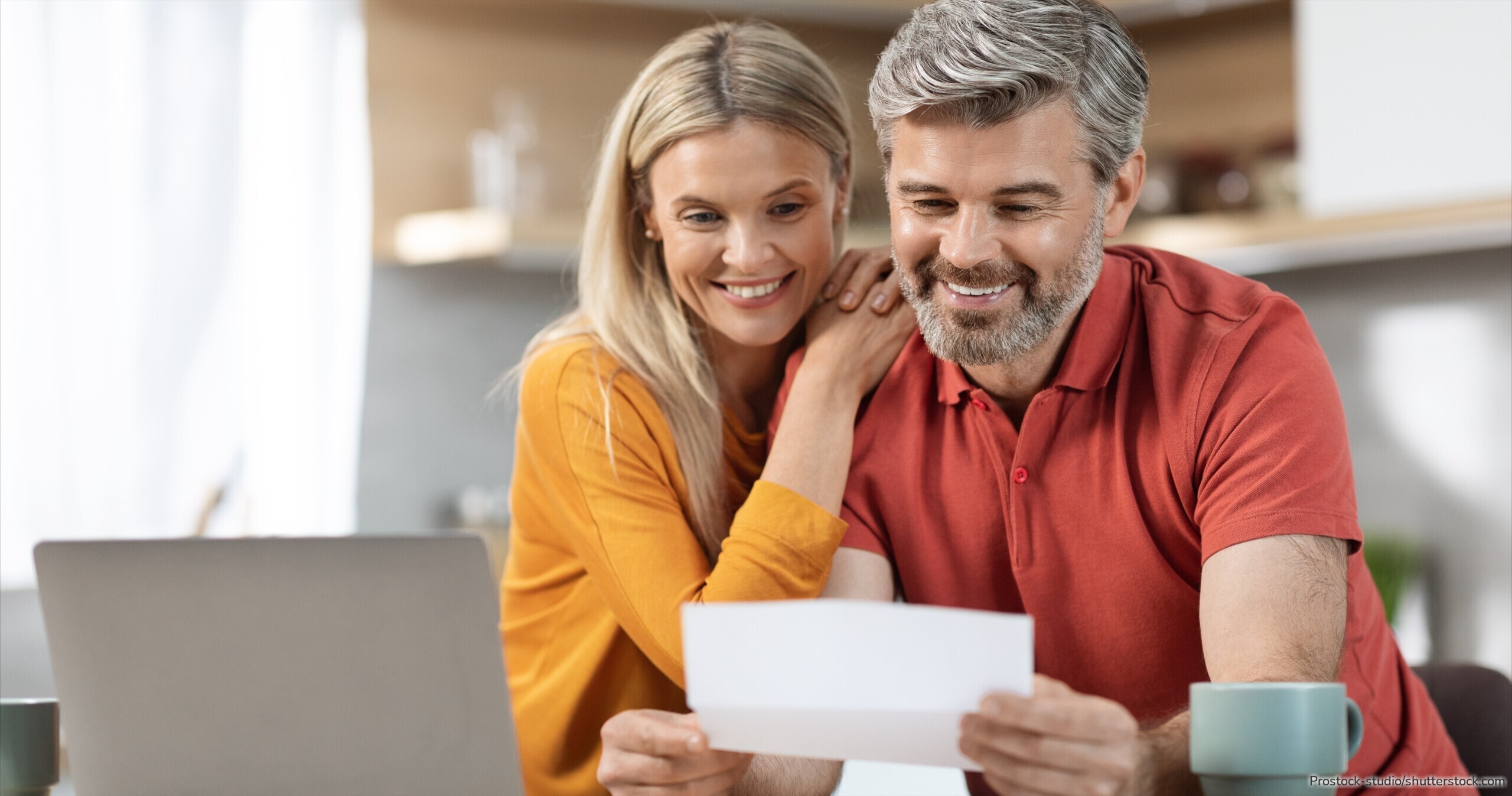 Ein Paar prüft Finanzierungsunterlagen zur Anschlussfinanzierung ihrer Immobilie.