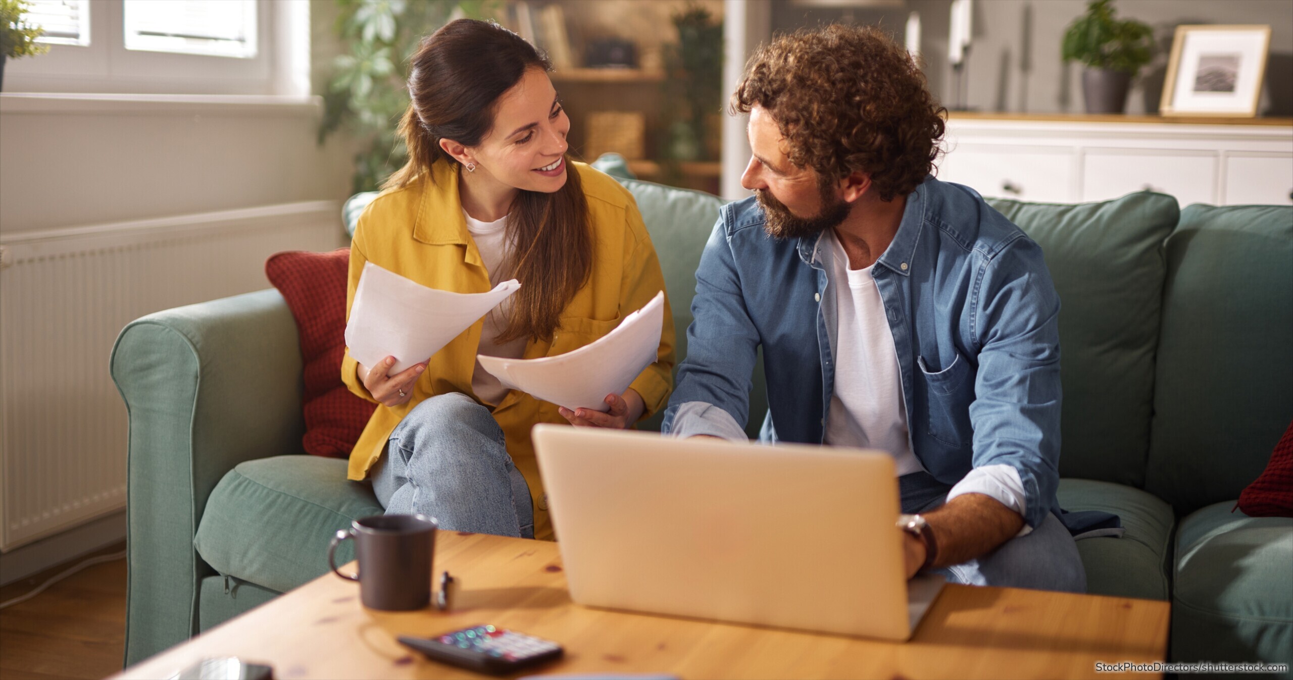 Ein Paar informiert sich über staatliche Förderungen und Zuschüsse beim Bausparen.
