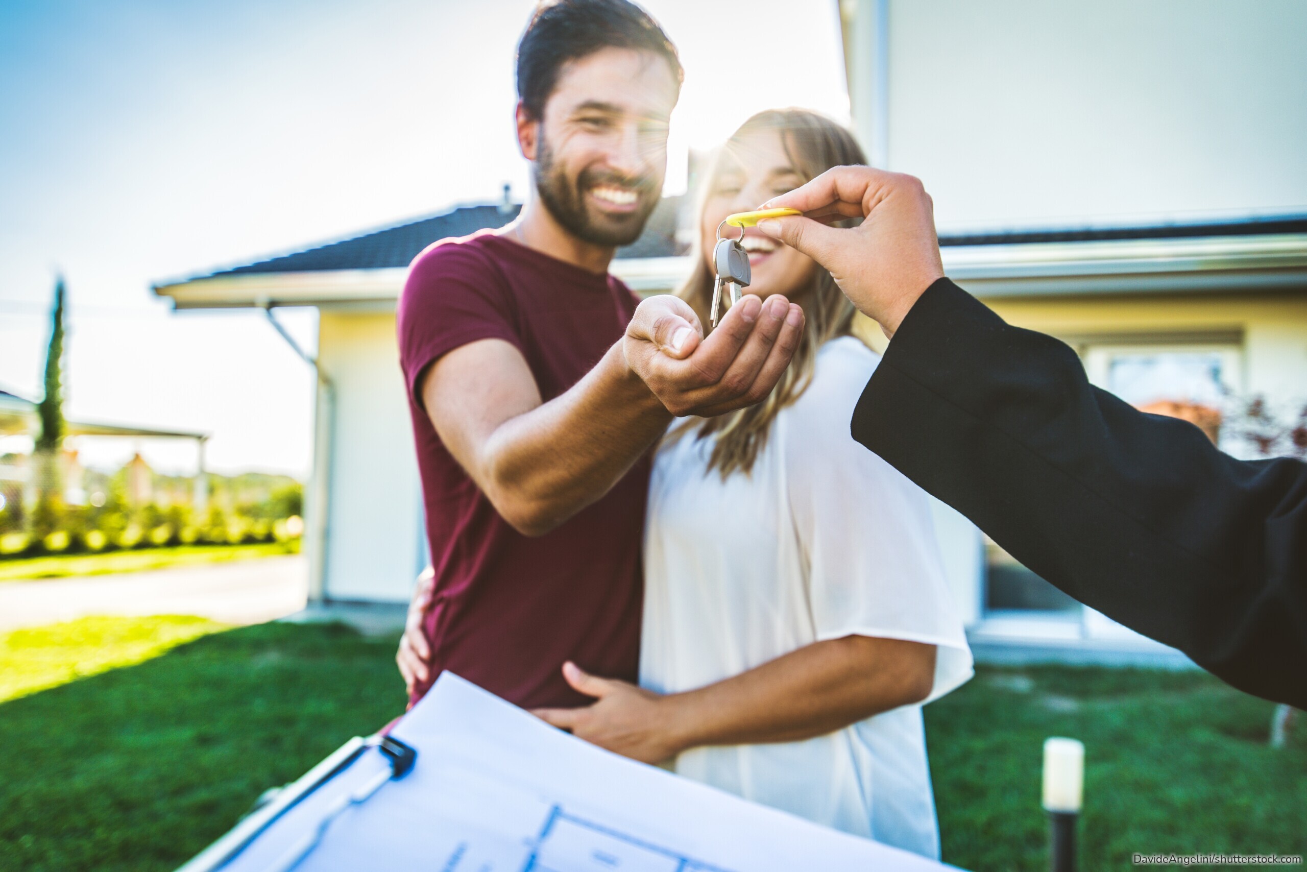 Steigende Mieten, stabile Bauzinsen und günstigere Kaufpreise verändern den Immobilienmarkt. Ob Kaufen oder Mieten die bessere Wahl ist, hängt aber auch von Eigenkapital, Finanzierung und den eigenen Zukunftsplänen ab.