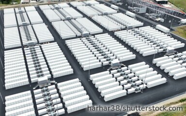 Großbatterien speichern überschüssigen Strom aus Wind- und Solarenergie und stabilisieren das Stromnetz.