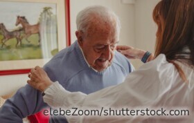 Wer Angehörige zu Hause pflegt, kann unter bestimmten Voraussetzungen zusätzliche Rentenansprüche erwerben. Auch Rentner können davon profitieren.