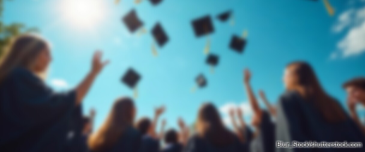 Viele Schulabgänger nutzen nach dem Abitur ein Gap Year. Eltern sollten sich frühzeitig über Kindergeld, Krankenversicherung und finanzielle Folgen informieren.